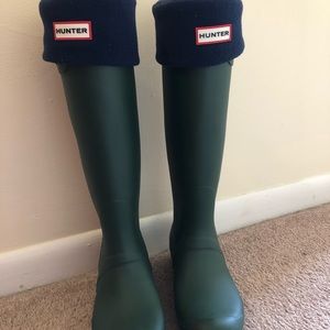 Green Hunter Rain Boots w/ Navy Fleece Boot Sock